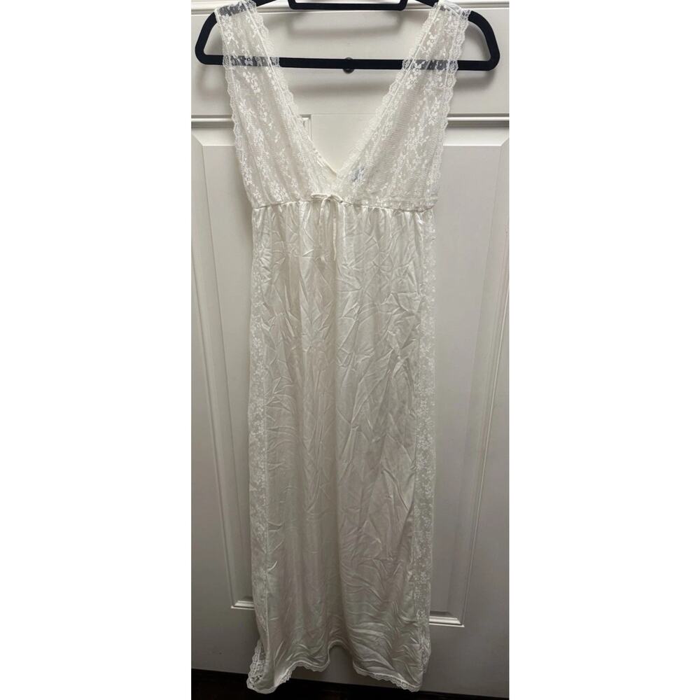 VINTAGE BERNETTE Sleep Dress WHITE SIZE MEDIUM NIGHTGOWN with LACE Sides
